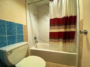 Ducha y bañera combinadas y artículos de higiene personal gratuitos
