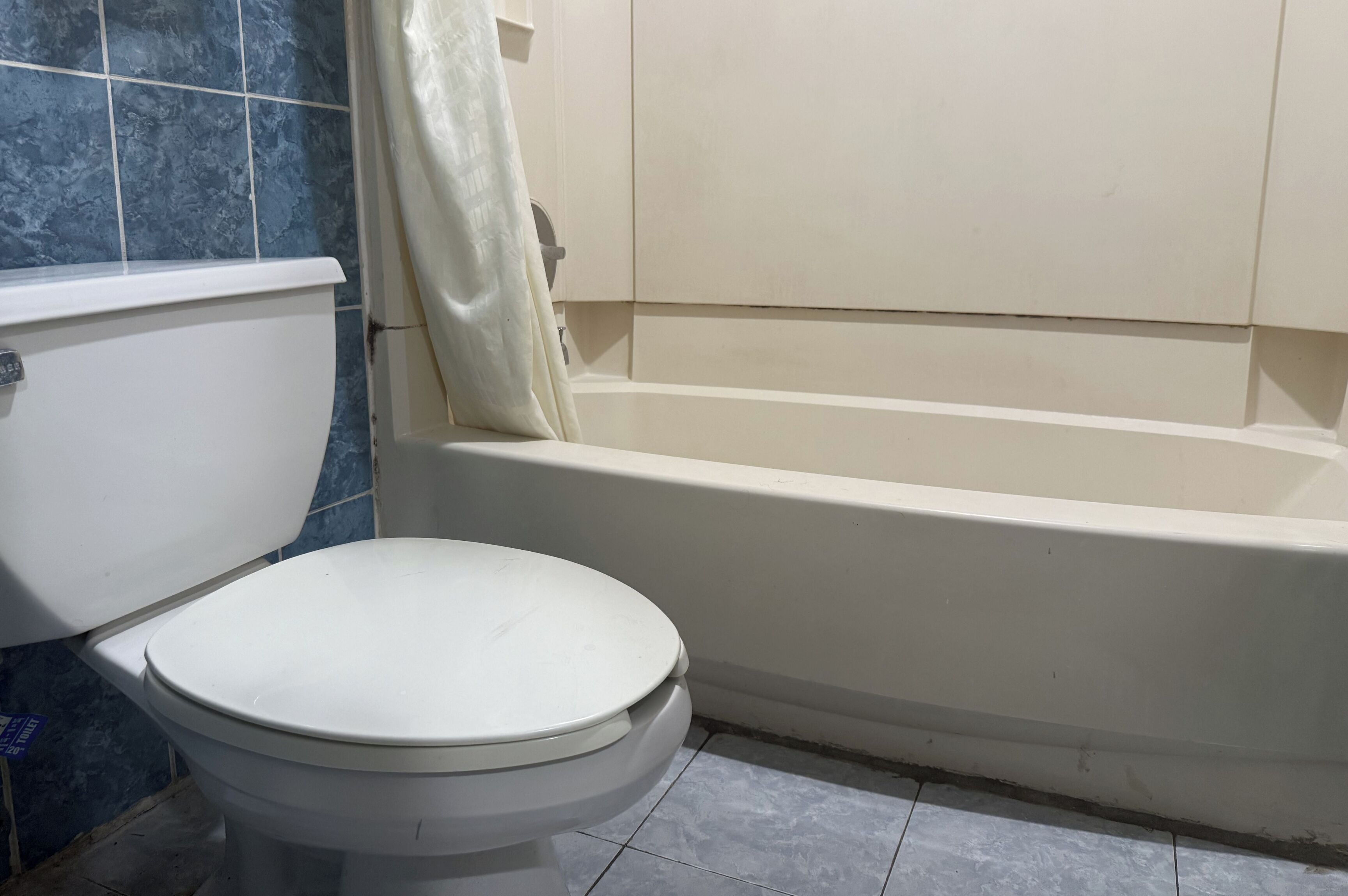 Amenidades de baño gratuitas, secadora de cabello, toallas 