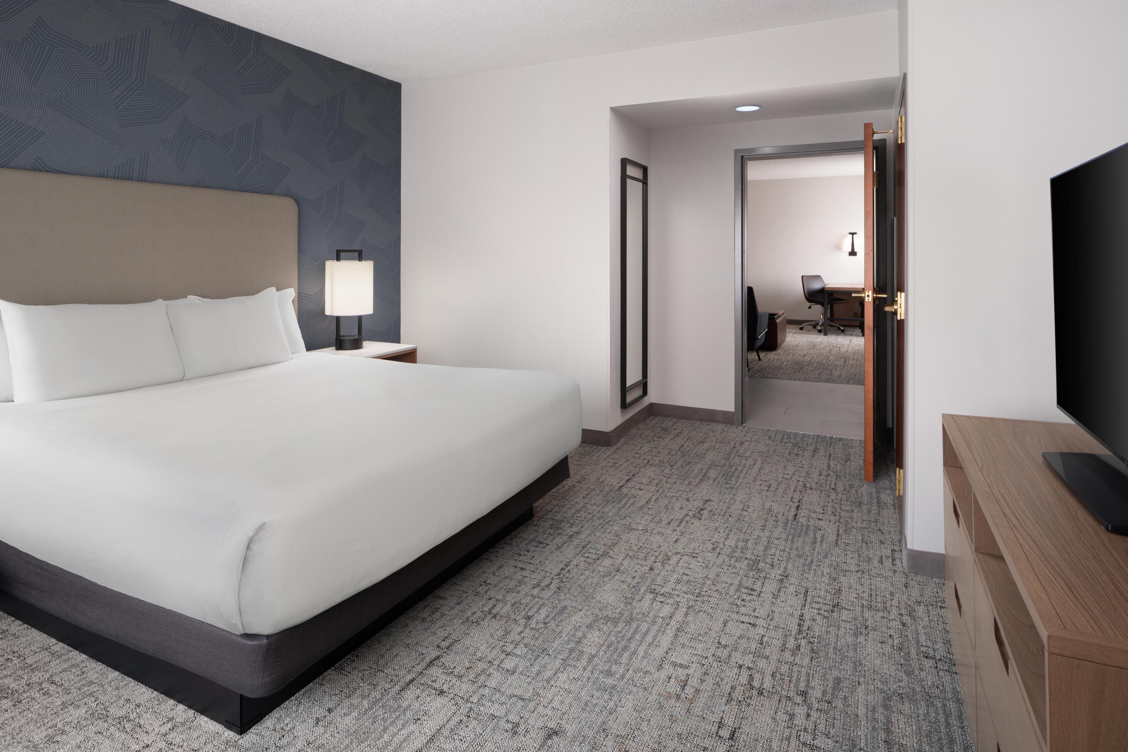 1 Schlafzimmer, hochwertige Bettwaren, Zimmersafe, Schreibtisch