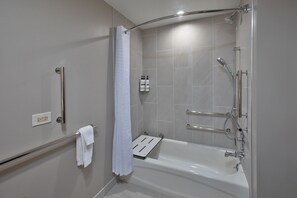 Produtos de toalete de grife, secador de cabelo, toalhas de banho 