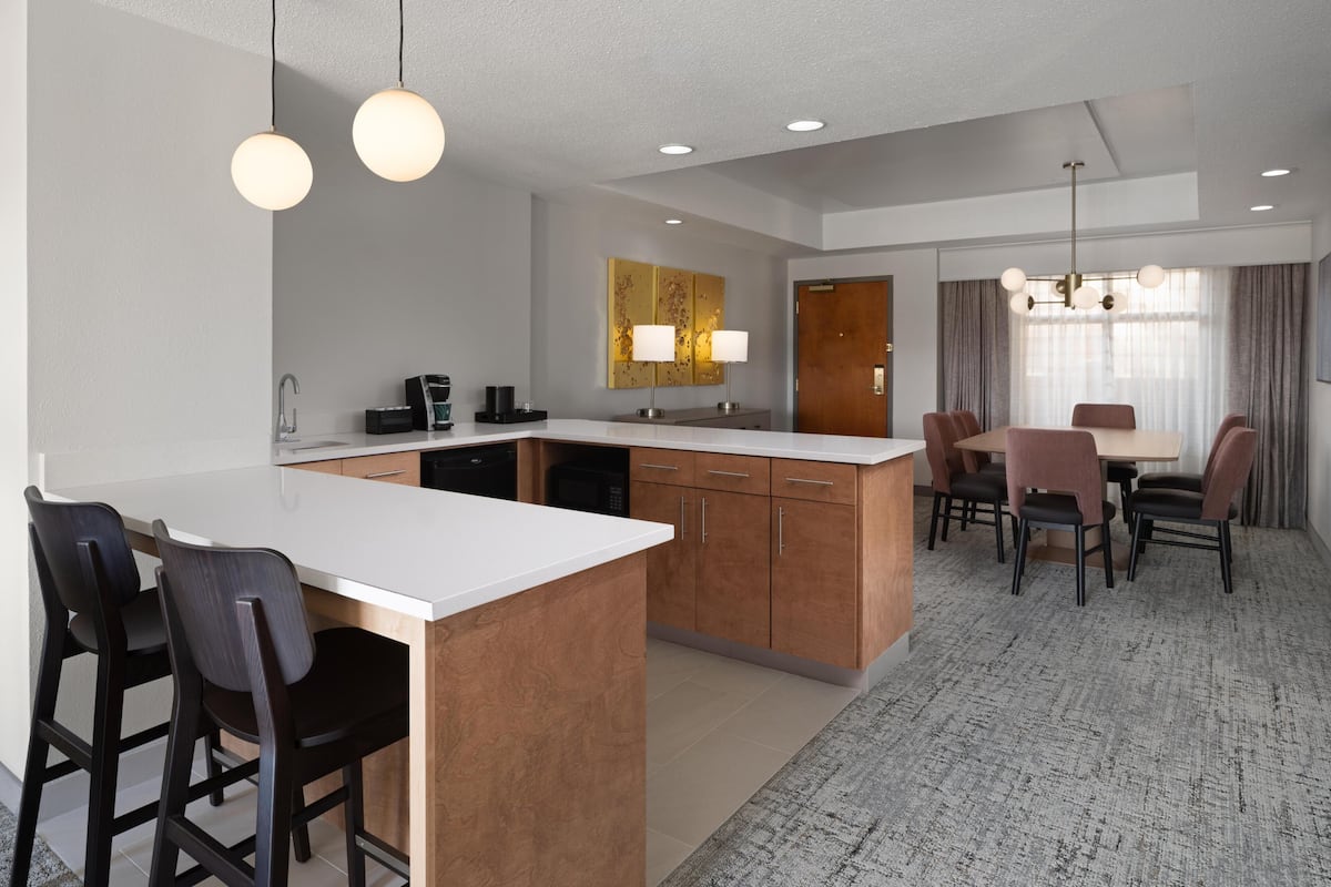 Svit Presidential - 1 kingsize-säng | Vardagsrum | 37-tums LCD-tv med kabelkanaler, tv och betalfilmer