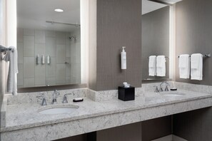 Presidential-Suite, Nichtraucher | Badezimmer | Designer-Toilettenartikel, Haartrockner, Handtücher