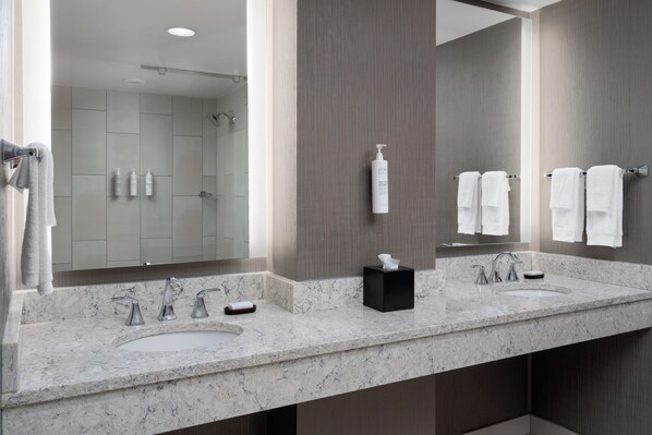 Suíte presidencial, 1 cama King | Banheiro | Produtos de toalete de grife, secador de cabelo, toalhas de banho 