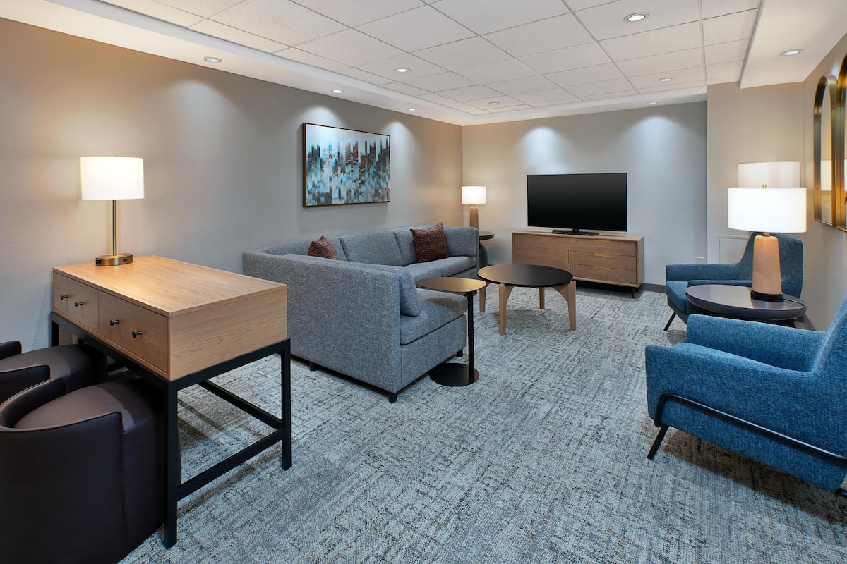 Familjesvit | Vardagsrum | 37-tums LCD-tv med kabelkanaler, tv och betalfilmer