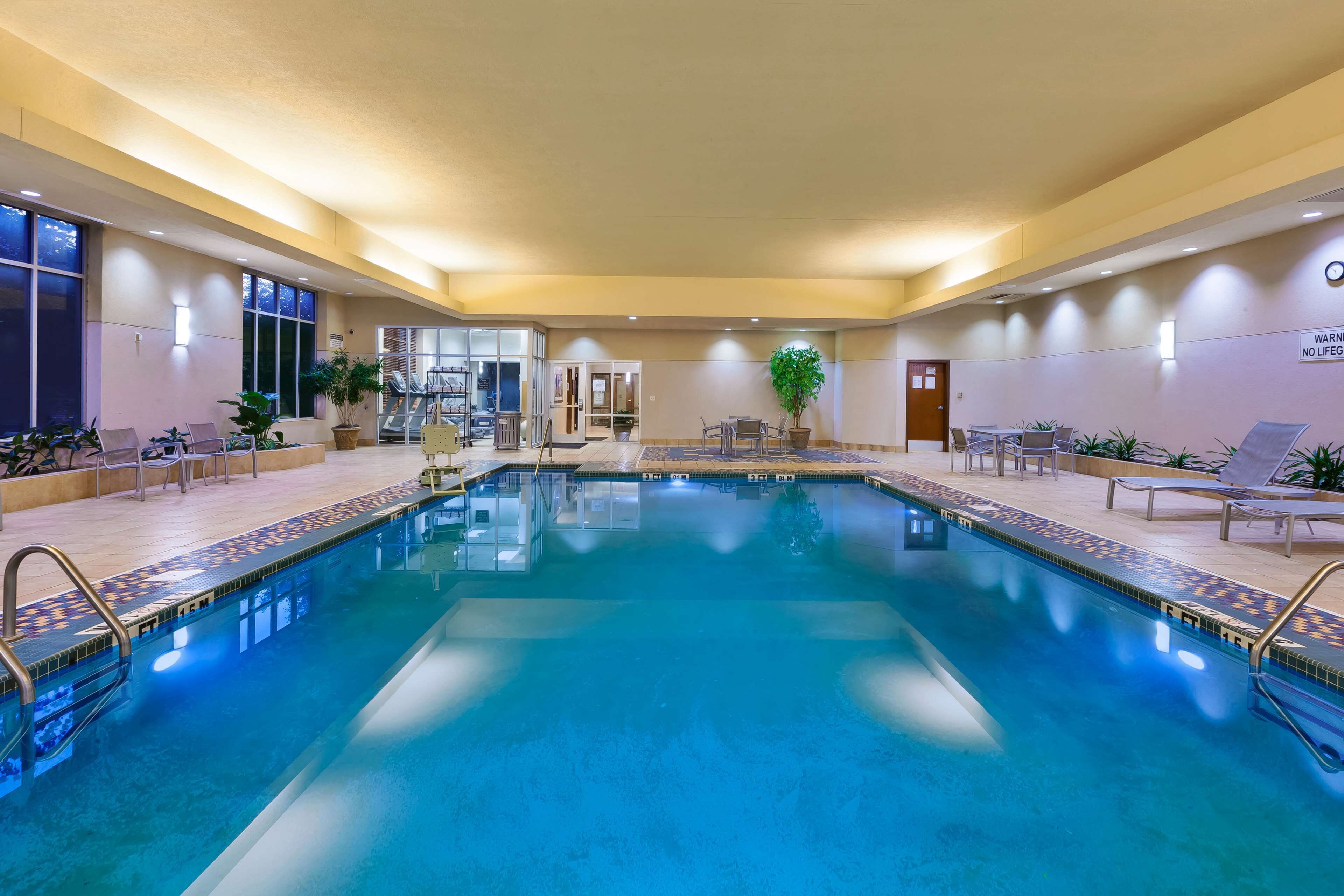 Indoor pool, sun loungers