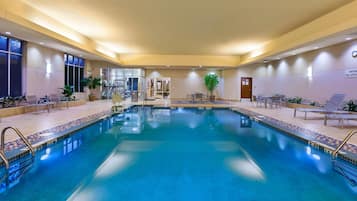 Piscine couverte, accès possible de 06 h 00 à 22 h 00, chaises longues