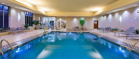 Inomhuspool med öppettider 06.00 till 22.00, och solstolar