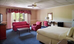 Desk, iron/ironing board, free WiFi, bed sheets - The Inn at Stone Mountain Park (Stone Mountain)