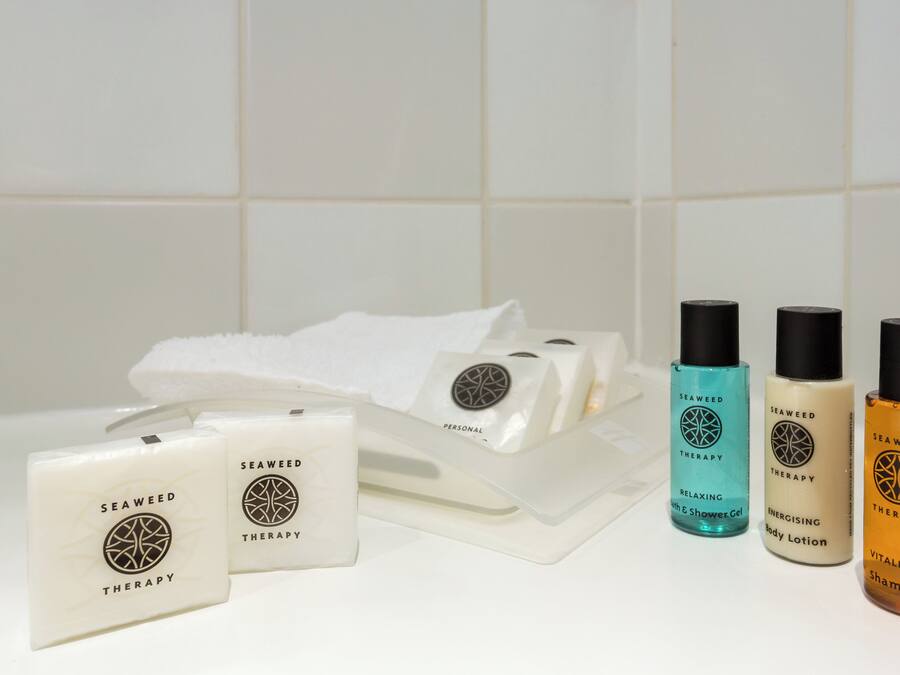 Una colección de productos de cuidado personal de Seaweed Therapy, que incluye una loción corporal, un gel de ducha relajante, una crema corporal revitalizante y un champú.