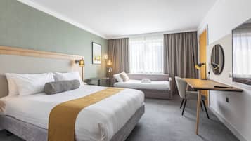 1 kamar tidur, minibar, brankas, dan meja kerja