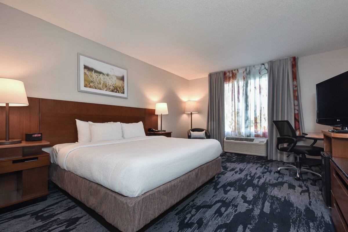 Room, 1 Queen Bed | Desk, laptop workspace, iron/ironing board, free cots/infant beds