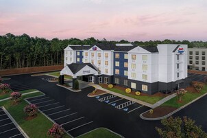 Un hotel Fairfield Inn de varios pisos, con estacionamiento y entrada cubierta.