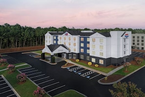 A multi-story Fairfield Inn hotel with a parking lot and a covered entrance. - Fairfield by Marriott Inn & Suites Columbia Harbison (Columbia)