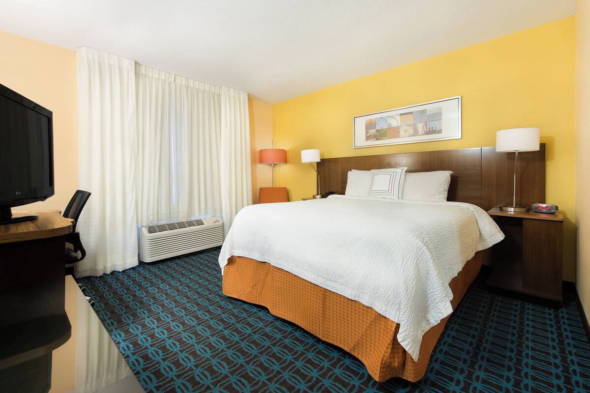 Room, 1 Queen Bed | Premium bedding, pillowtop beds, in-room safe, desk