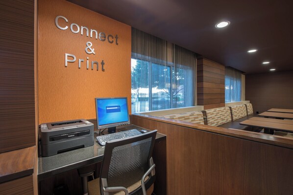 Un espace «Connect & Print» équipé d’un ordinateur, d’une imprimante et d’un coin salon.