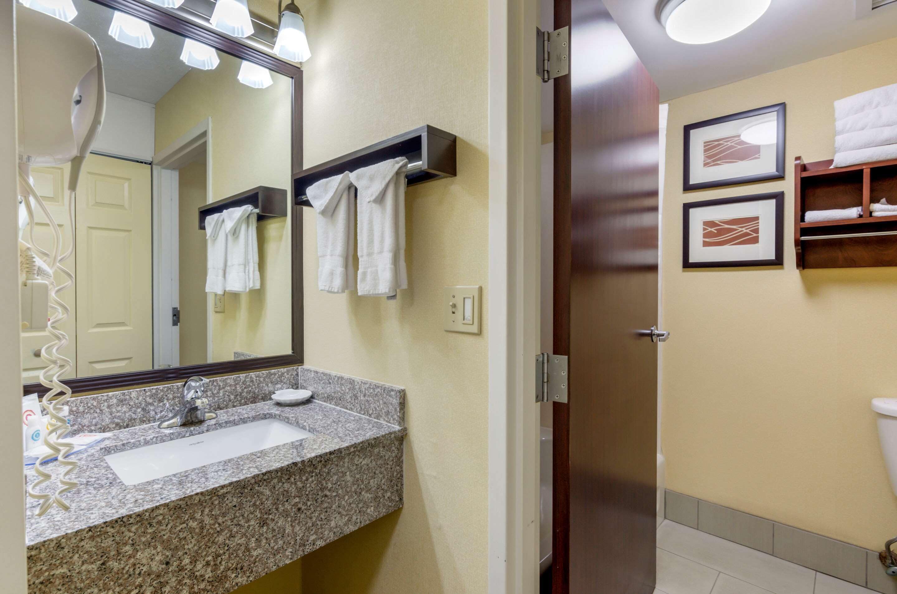 suite, non smoking | bathroom | hair dryer, towels