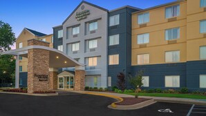 A Fairfield Inn & Suites Marriott hotel with a modern design, featuring a central entrance with a stone facade, multiple floors, and a parking lot with a handicapped parking space. - Fairfield Inn & Suites Memphis I-240 & Perkins (Memphis)