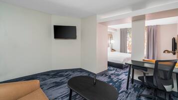 Suite, 1 cama King size y sofá cama | Área de sala de estar | Televisión LCD de 50 pulgadas con canales por cable y televisión