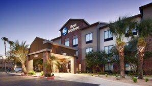 A Best Western hotel with a brick facade, multiple windows, and a clear sky. - Best Western Town Center Inn (Weslaco)
