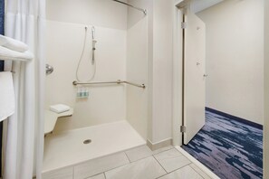 Shower, free toiletries, hair dryer, towels - Fairfield Inn by Marriott Philadelphia Airport (Philadelphia)