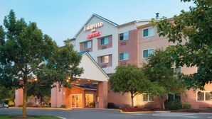 A Fairfield Inn Marriott hotel with a brick facade, a covered entrance, and a parking lot. - Fairfield Inn by Marriott Philadelphia Airport (Philadelphia)