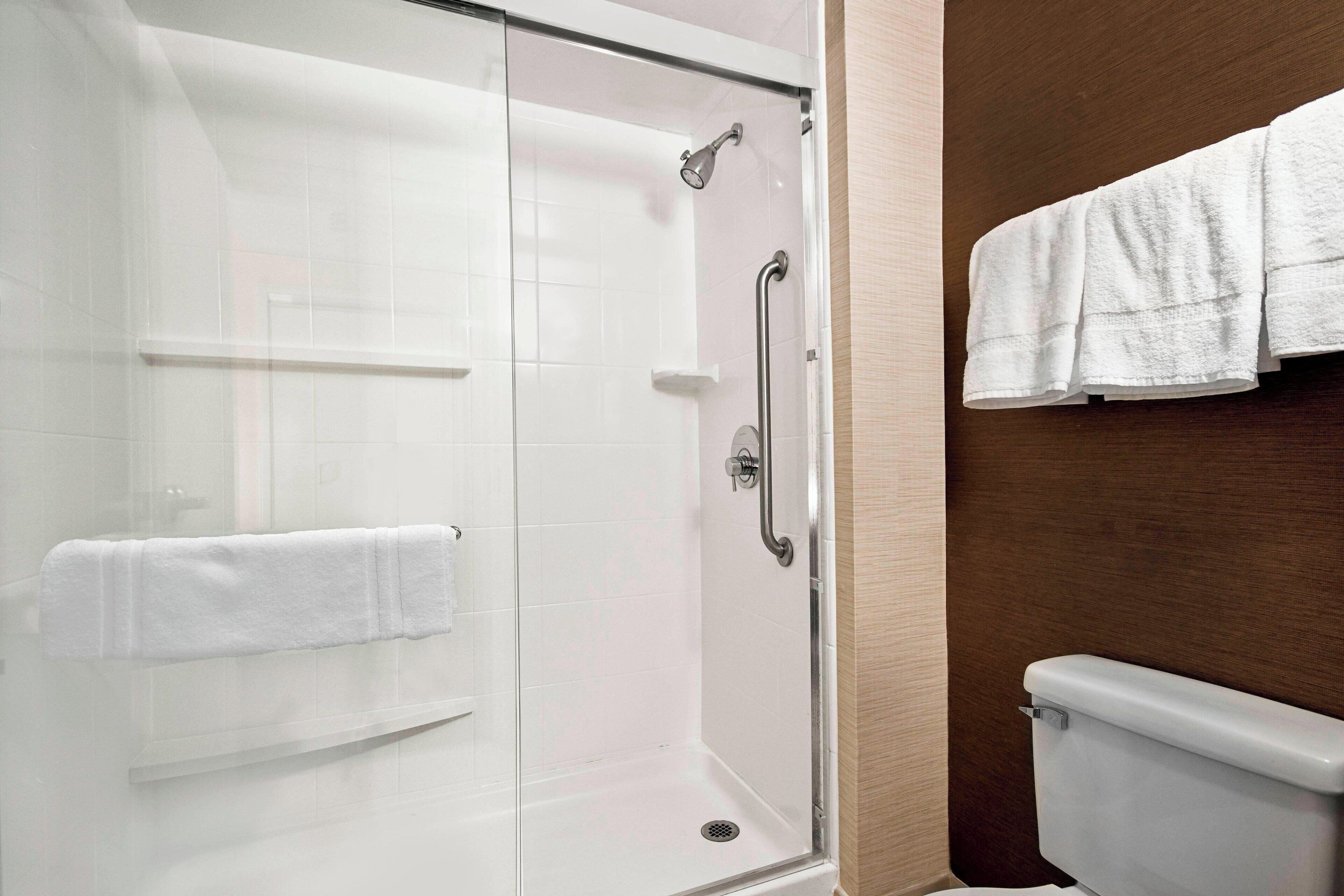 executive suite, 1 bedroom | bathroom | combined shower/bathtub, free toiletries, hair dryer, towels