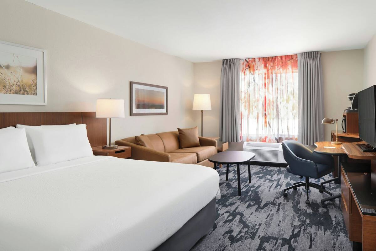 Desk, iron/ironing board, free WiFi, bed sheets