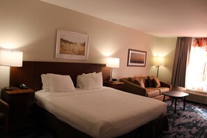 Escritorio, tabla de planchar con plancha, wifi gratis y ropa de cama