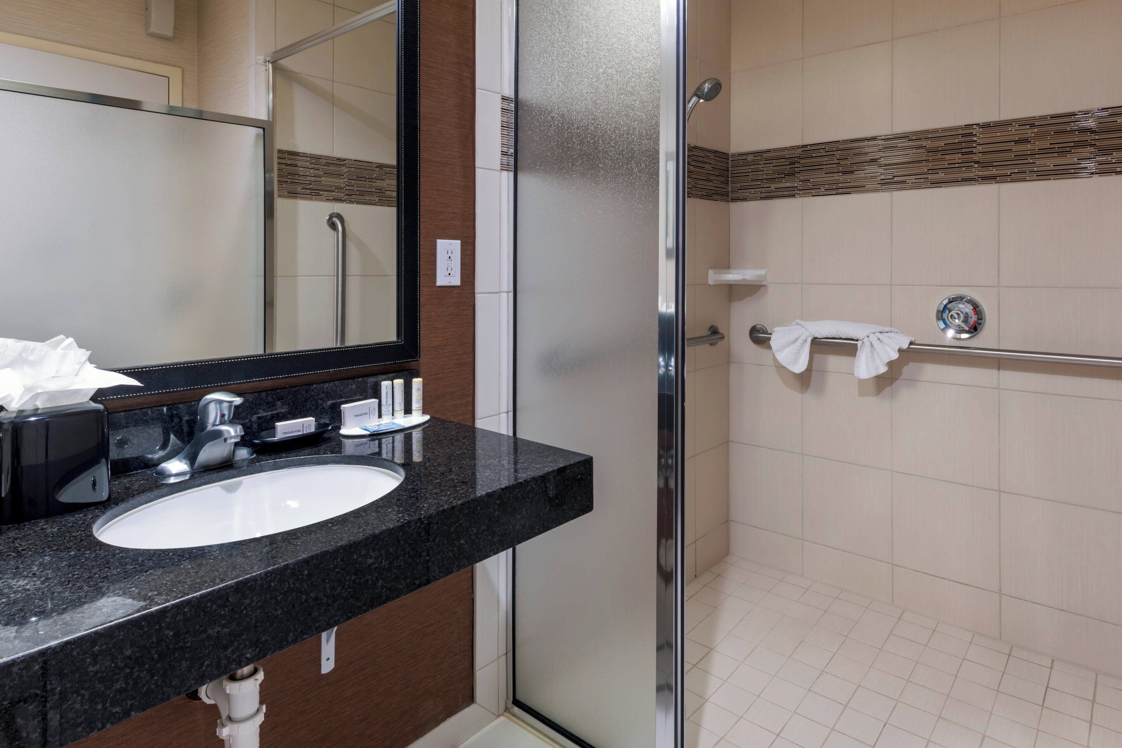 room, 1 king bed | bathroom | combined shower/bathtub, free toiletries, hair dryer, towels