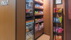 En liten butik med kylavdelningar, hyllor fulla av snacks och ett ställ med påsar med chips.