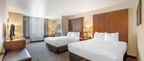 Skrivebord, blendingsgardiner og strykejern/-brett