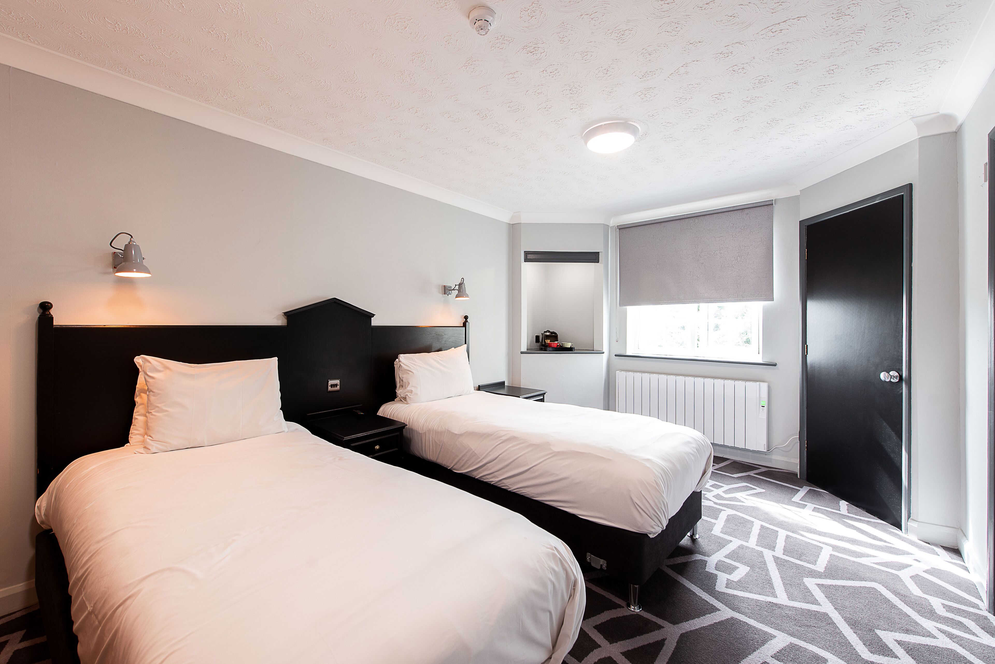 Phòng, 2 giường đơn | Bàn, khu vực làm việc phù hợp cho laptop, màn/rèm cản sáng 