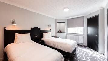 Phòng, 2 giường đơn | Bàn, khu vực làm việc phù hợp cho laptop, màn/rèm cản sáng