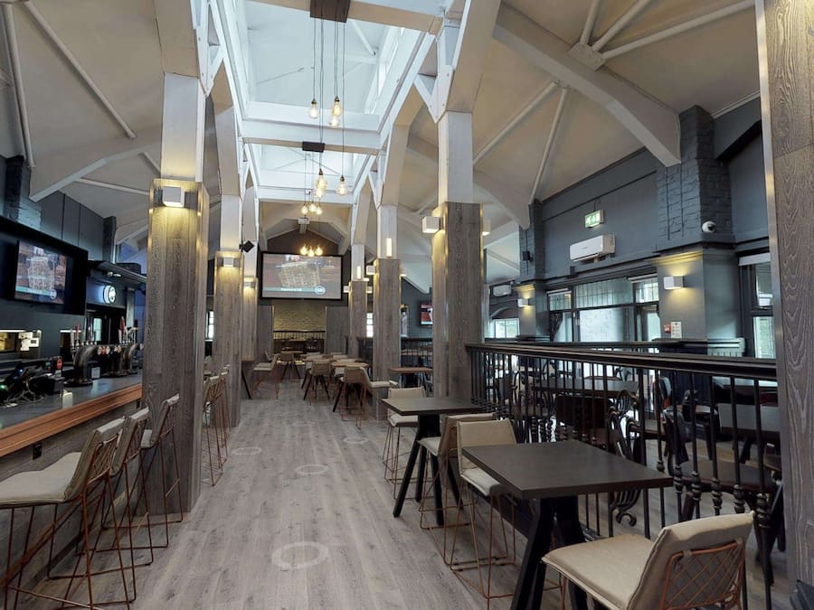 Breakfast, lunch, dinner served; international cuisine