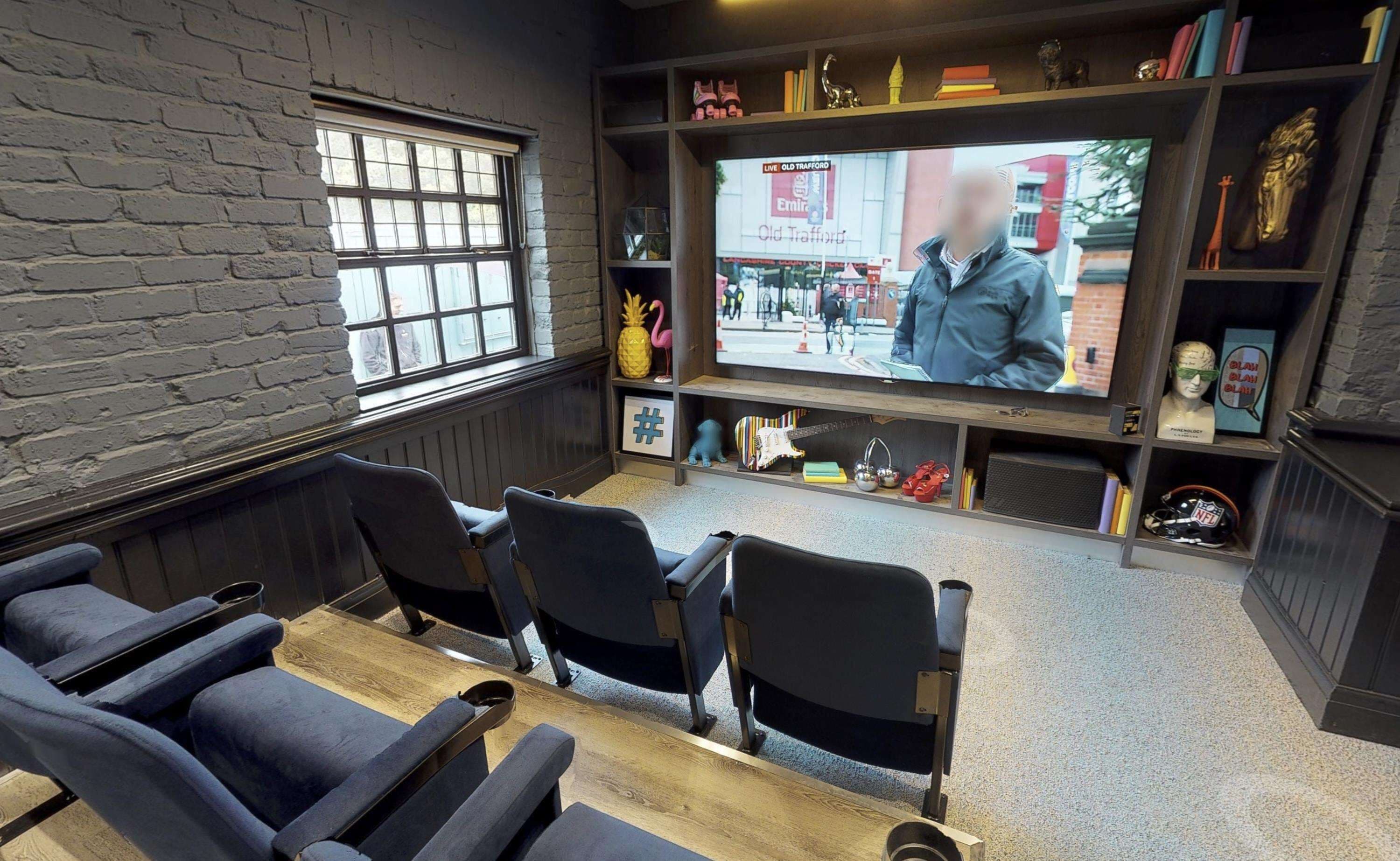 breakfast, lunch, dinner served; international cuisine