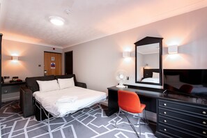 Familierom, 1 dobbeltseng med sovesofa | Skrivebord, skrivebord for bærbar PC og blendingsgardiner