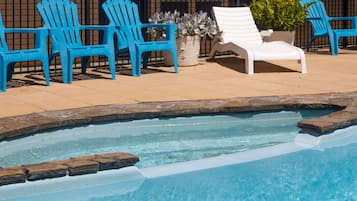 Una piscina al aire libre (de 10:00 a 20:00), tumbonas