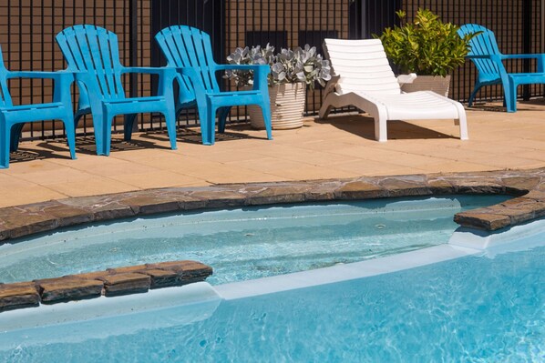 Piscine extérieure, chaises longues