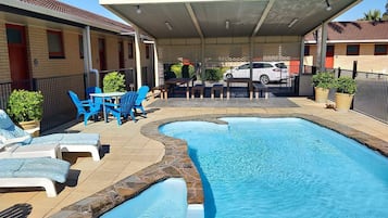 Una piscina al aire libre (de 10:00 a 20:00), tumbonas
