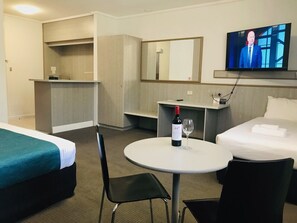 Executive-Zimmer | Wohnbereich | 50-Zoll-Fernseher mit Digitalempfang