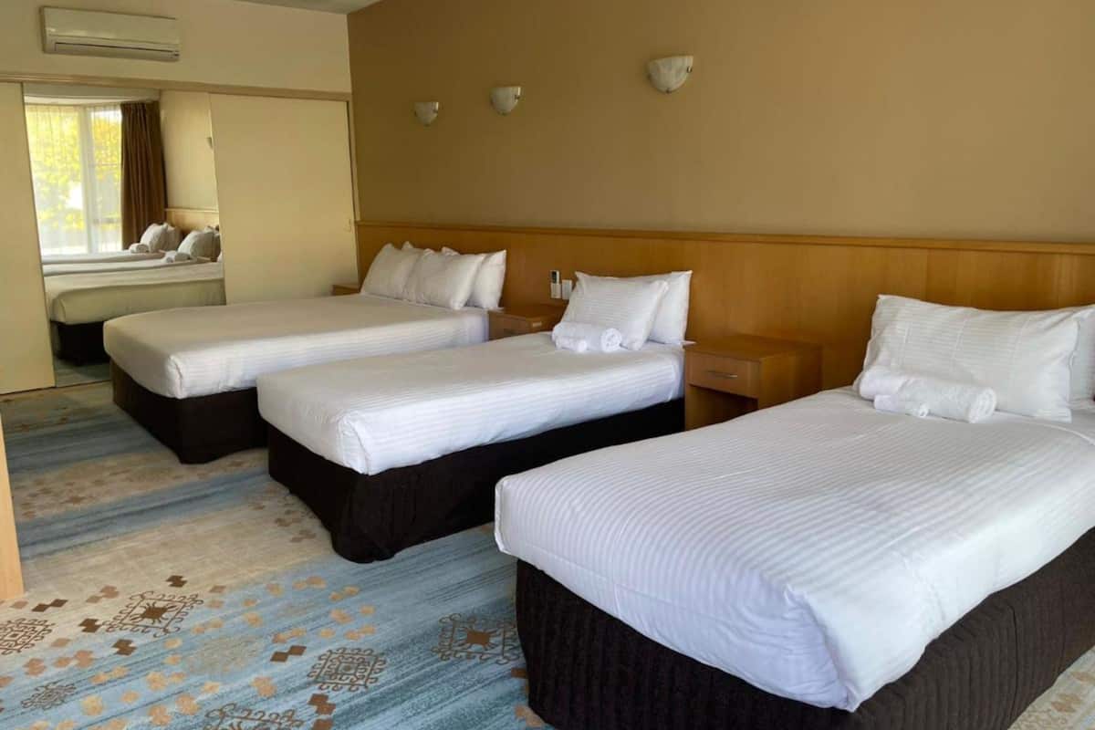 Kamar Keluarga | Meja kerja, setrika/meja setrika, seprai linen, dan jam alarm