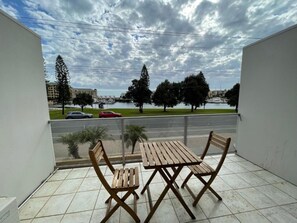 Rom, flere senger, balkong (Balcony Room) | Skrivebord, strykejern/-brett, sengetøy og vekkerklokke