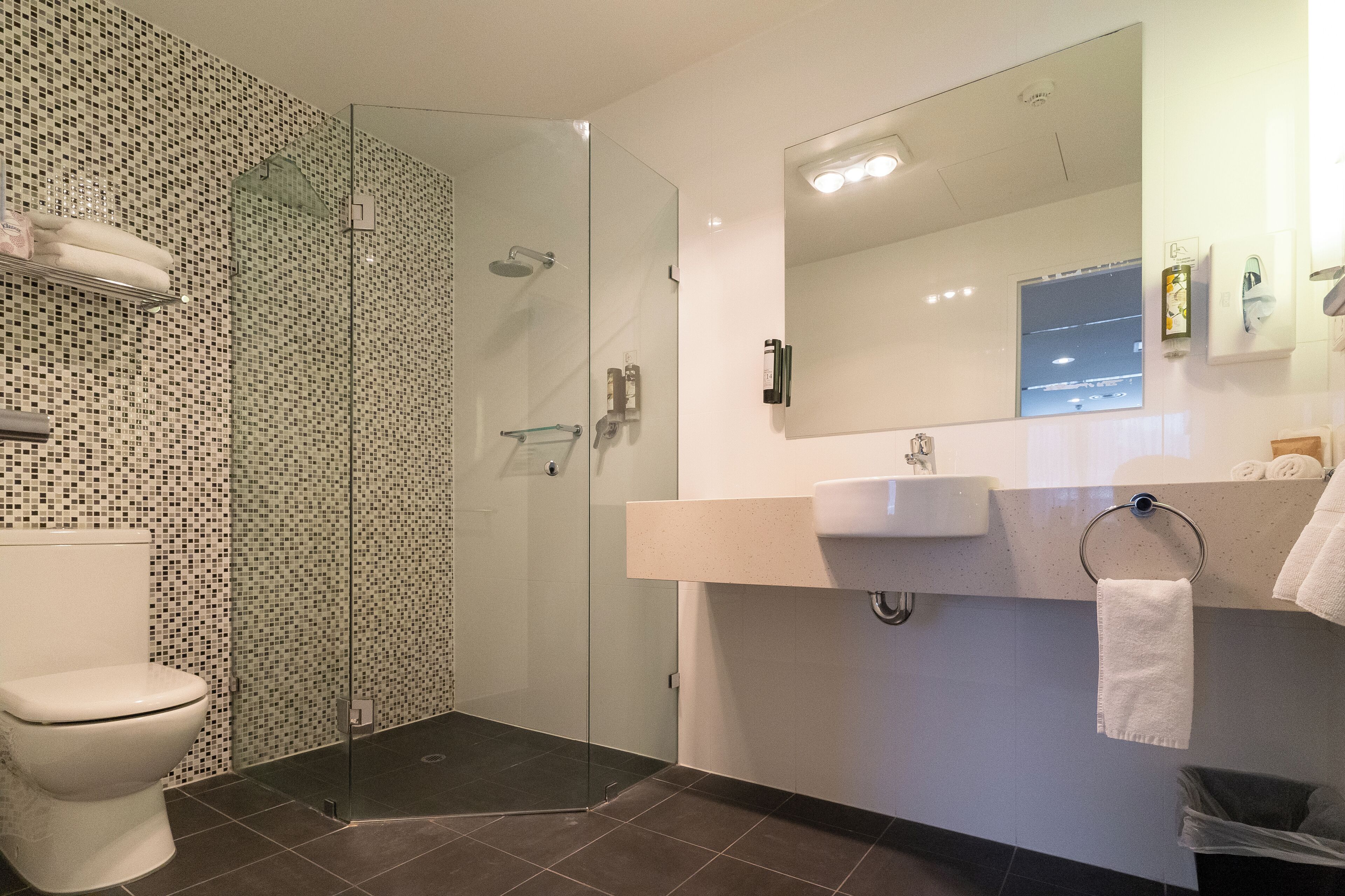 Chambre Deluxe | Salle de bain | Douche, articles de toilette écologiques, sèche-cheveux