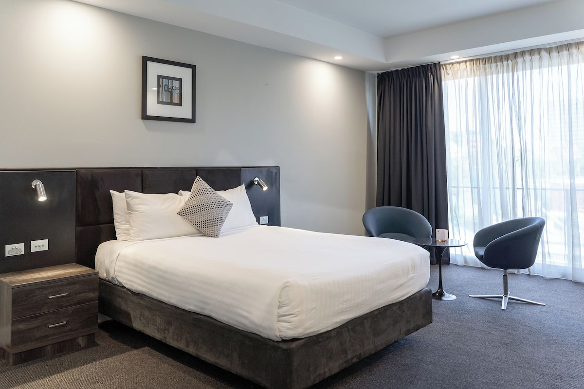 Standard Queen Room | Premium bedding, desk, blackout drapes, iron/ironing board