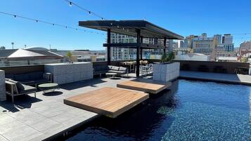 Piscine extérieure, chaises longues