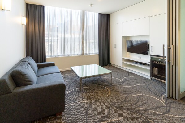 Deluxe King Suite | Living area