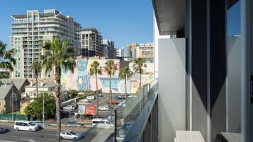 Un hotel con vista a una calle concurrida y palmeras.