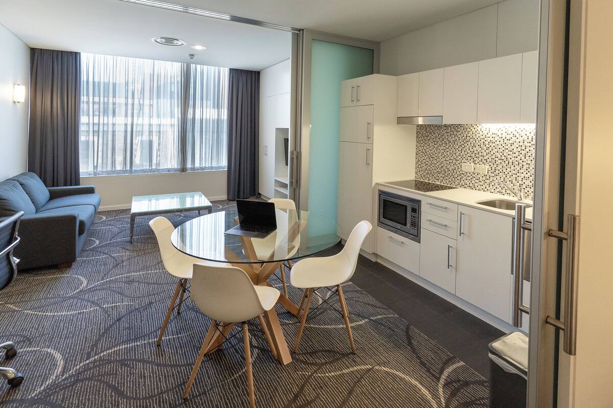 Deluxe-suite | Premium-sengetøj, skrivebord, mørklægningsgardiner