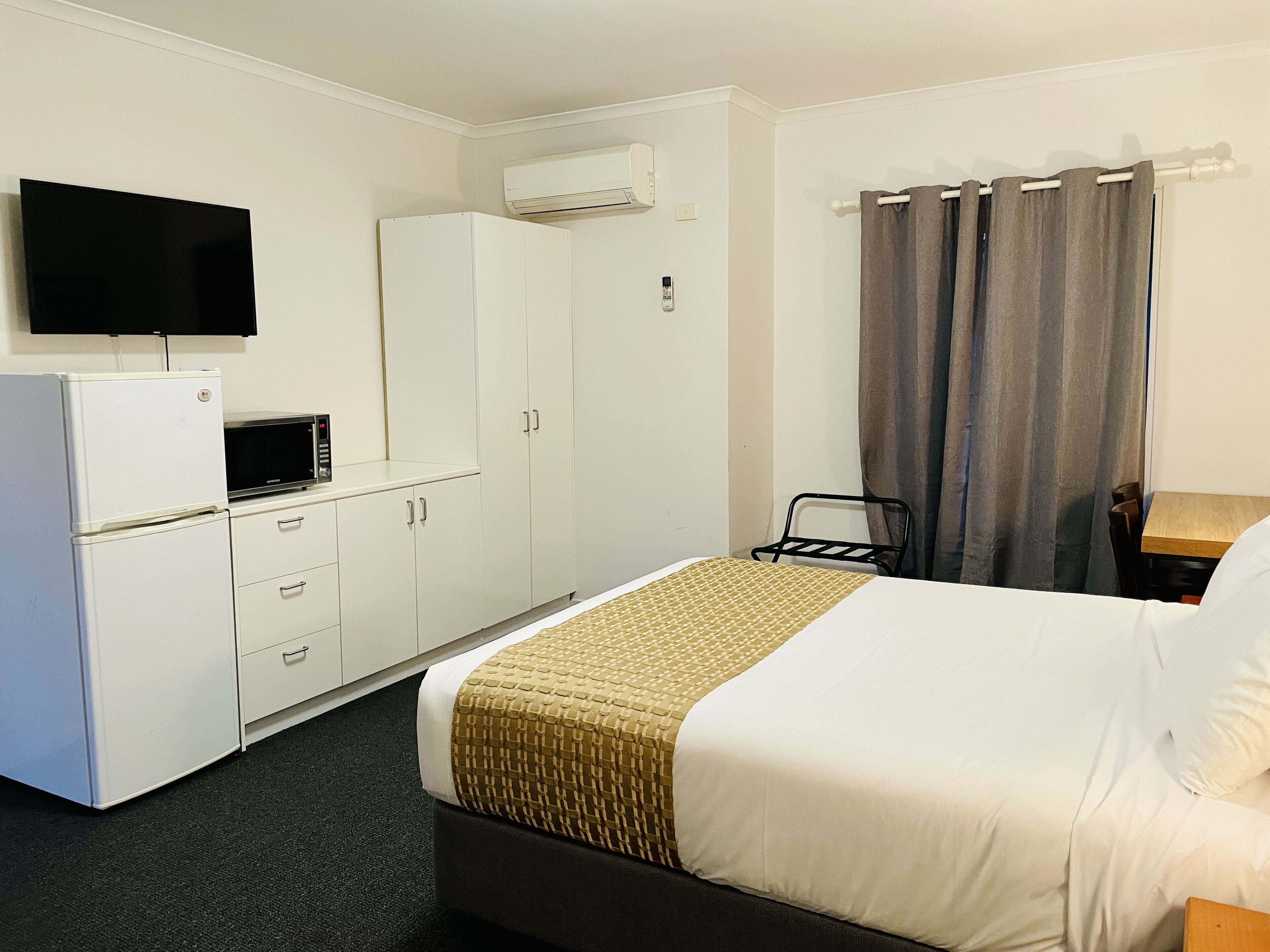 standard room, 1 queen bed, non smoking | premium bedding, minibar, desk, soundproofing