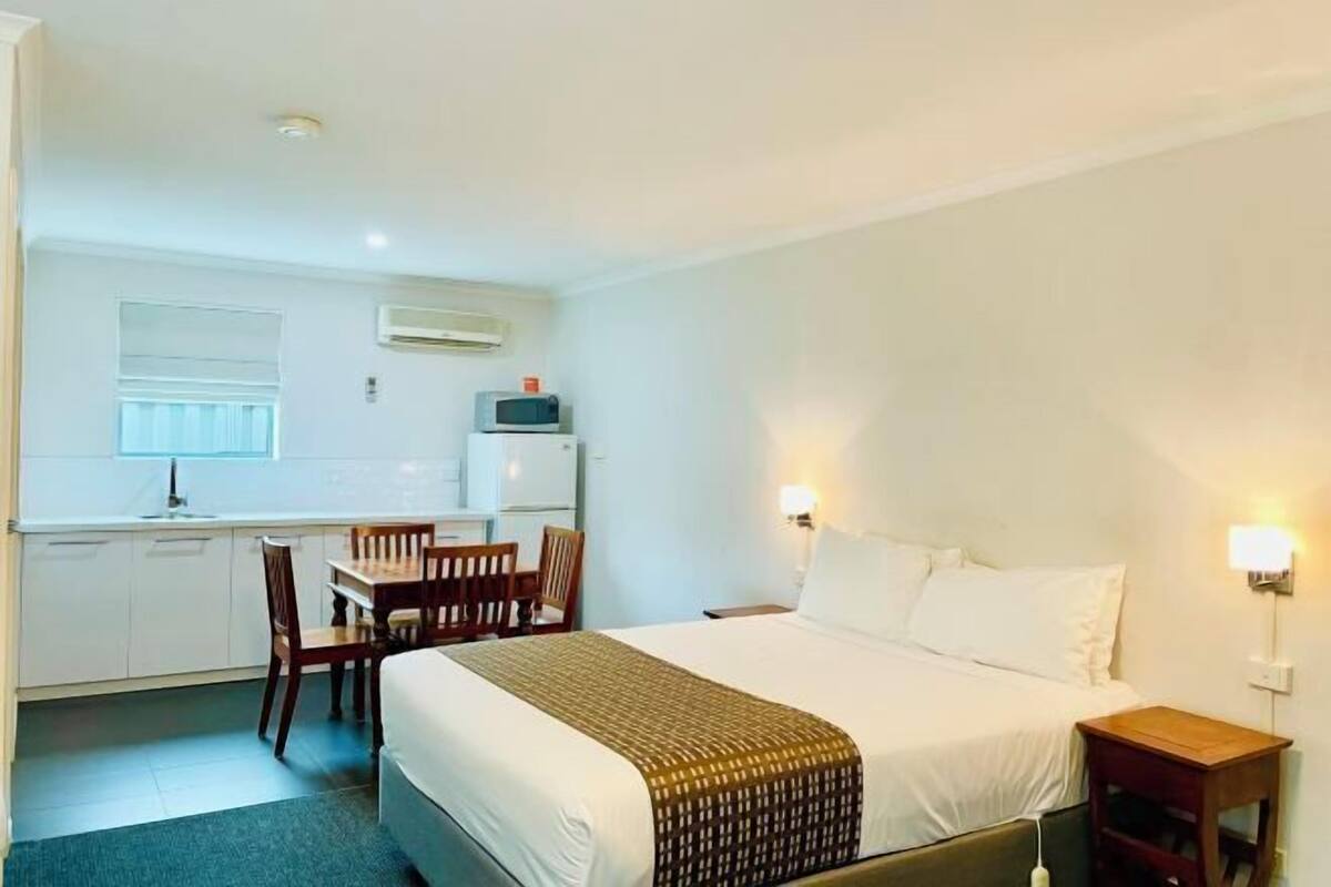 Premium bedding, minibar, desk, soundproofing